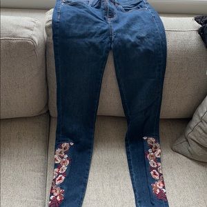 Mid Rise Jeans with Flowers on ankle